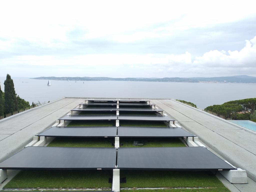 Installation solaire 36 kWc toit plat Sainte-Maxime vue mer panoramique